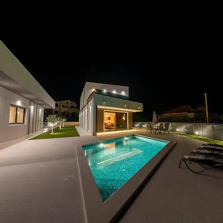 Smart Home, A Location, Heated Pool - Saya Excelsior Zminjevaca